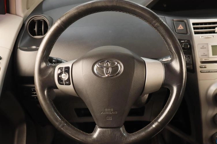 Toyota Yaris 12 из 18