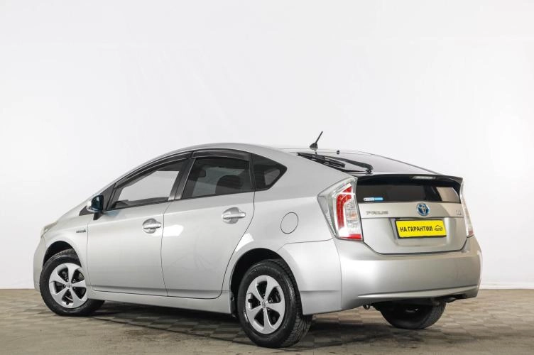 Toyota Prius 4 из 6