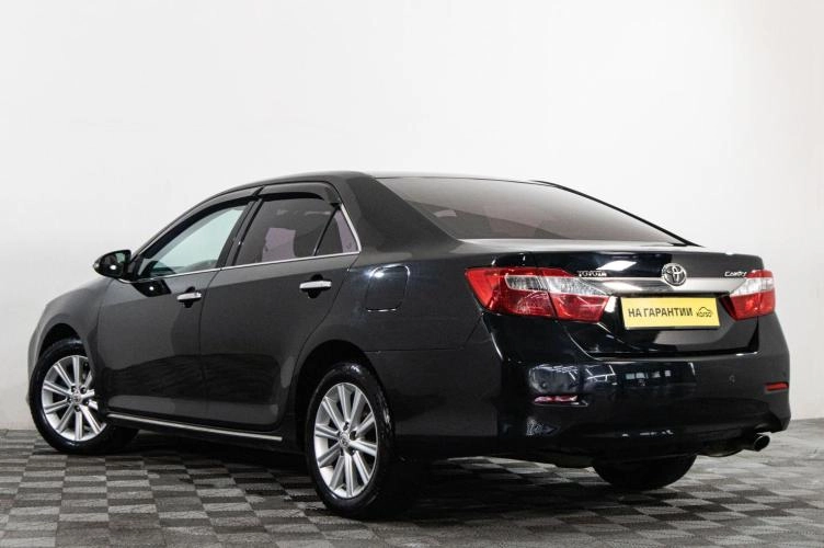 Toyota Camry 4 из 6