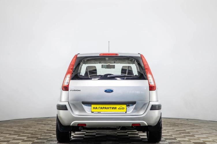 Ford Fusion 5 из 6