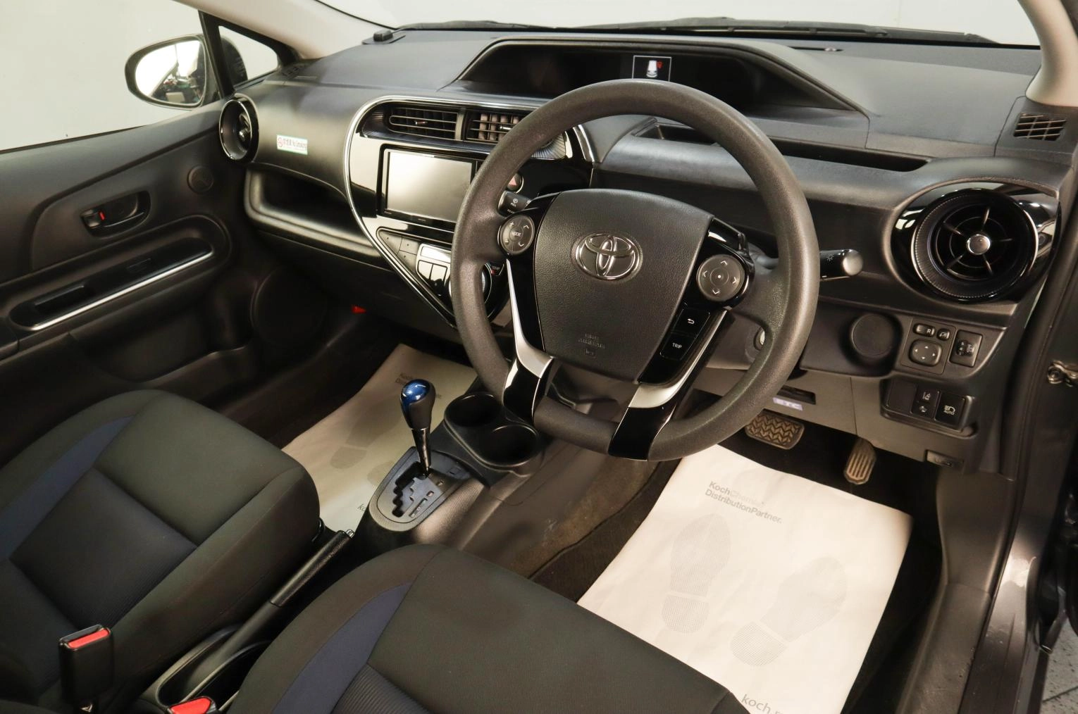 Toyota Aqua 9 из 17