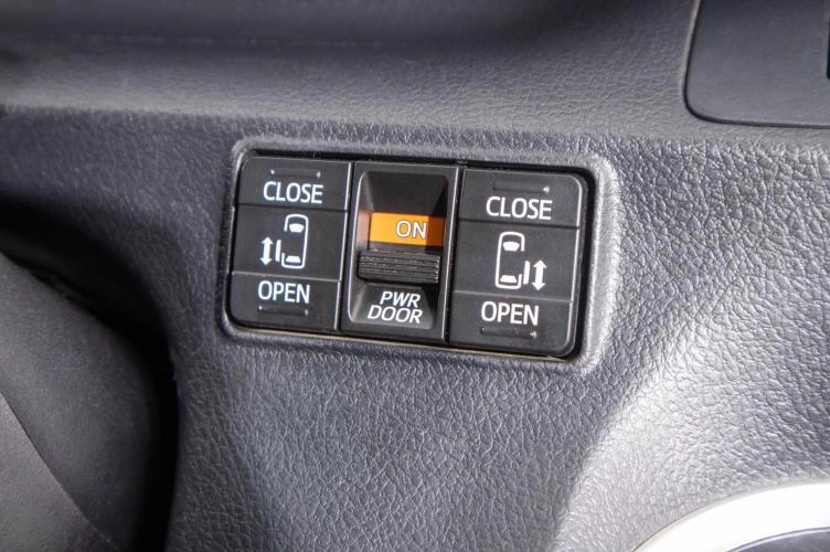 Toyota Sienta 12 из 28