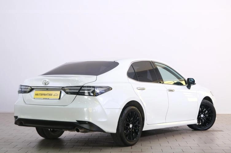Toyota Camry 6 из 6