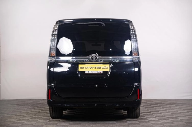 Toyota Voxy 4 из 6