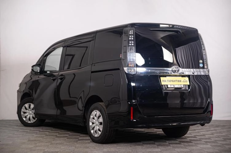 Toyota Voxy 5 из 6