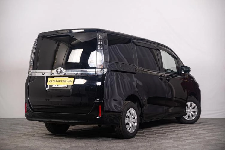 Toyota Voxy 6 из 6