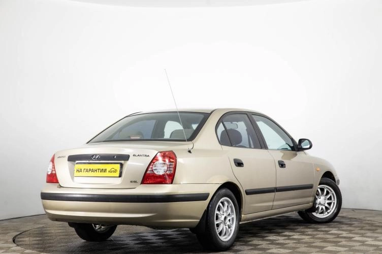 Hyundai Elantra 4 из 6