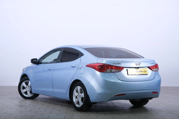 Hyundai Elantra 4 из 6