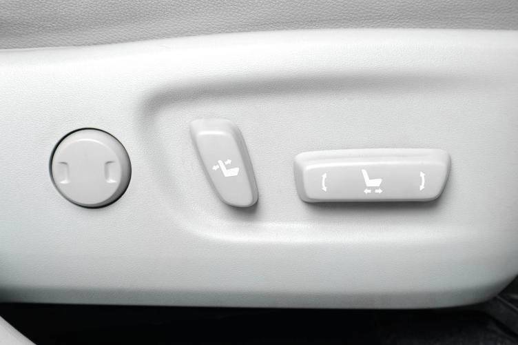 Toyota Prius 17 из 19