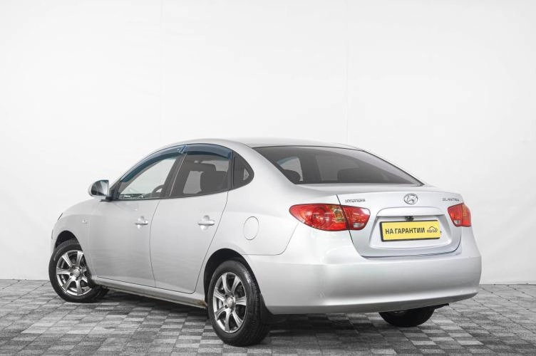 Hyundai Elantra 4 из 6