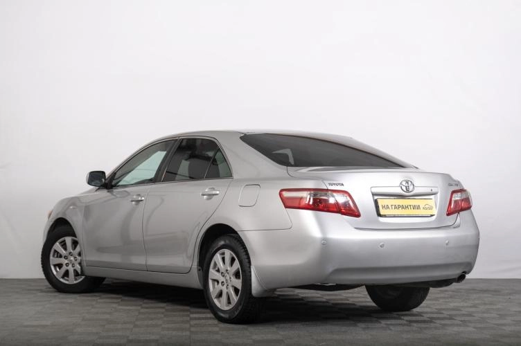 Toyota Camry 5 из 6