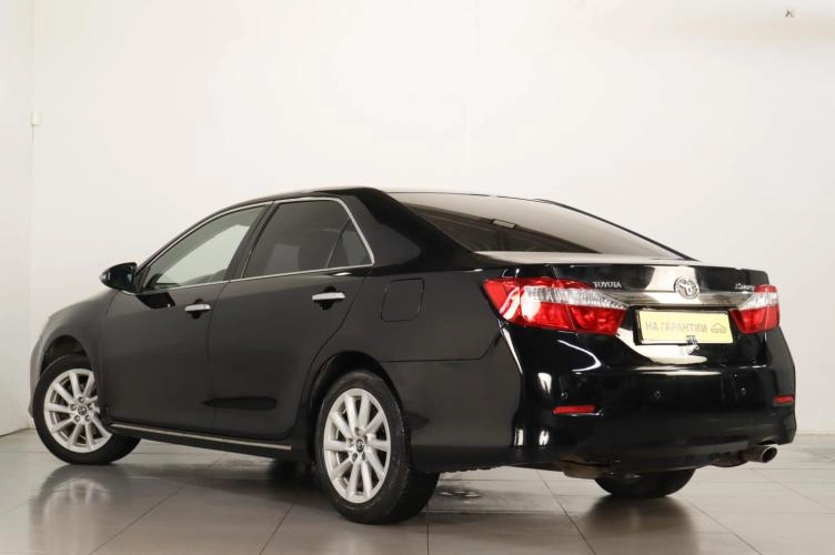 Toyota Camry 3 из 6