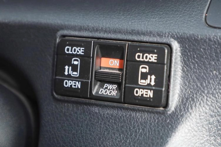 Toyota Sienta 17 из 19
