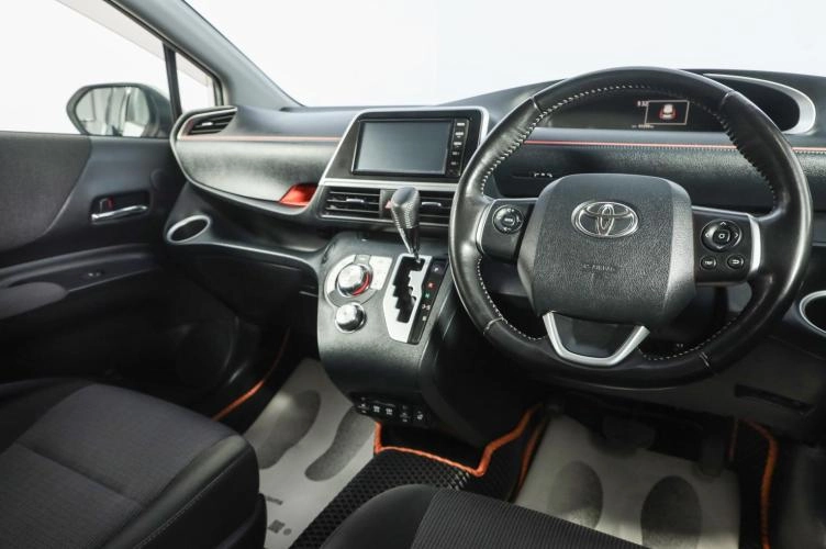 Toyota Sienta 7 из 19