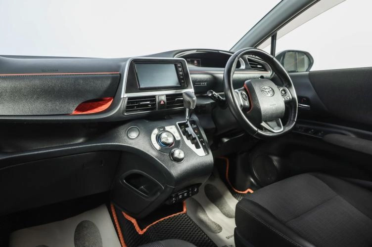 Toyota Sienta 9 из 19