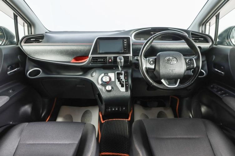 Toyota Sienta 8 из 19