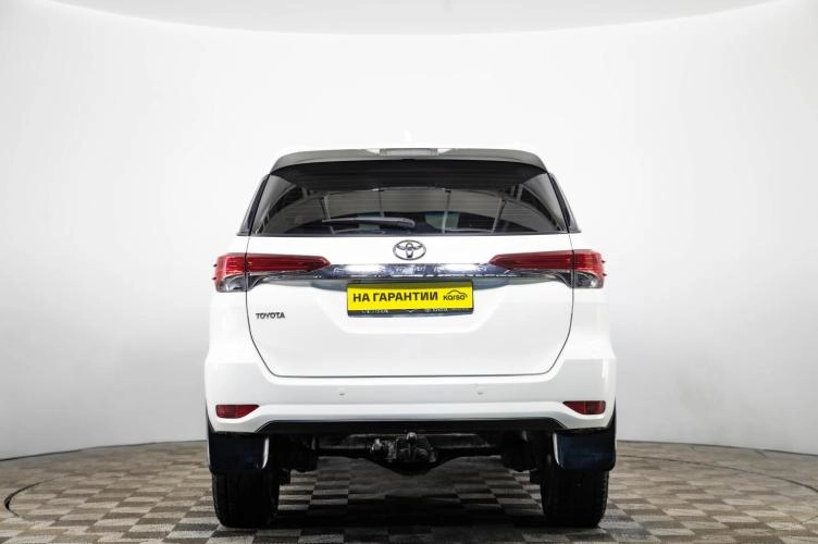 Toyota Fortuner 5 из 6