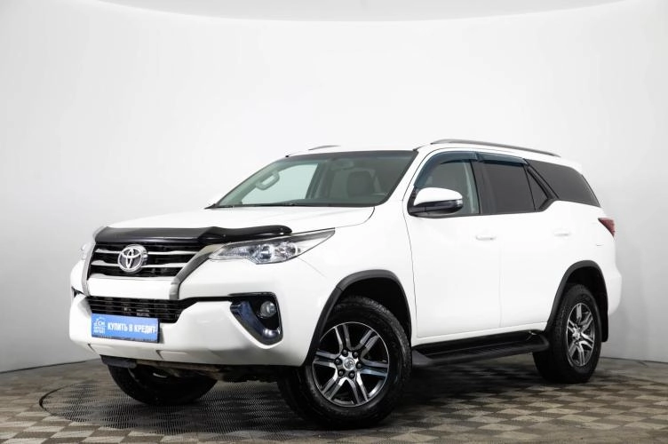 Toyota Fortuner 3 из 6