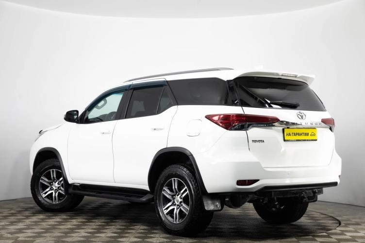 Toyota Fortuner 6 из 6