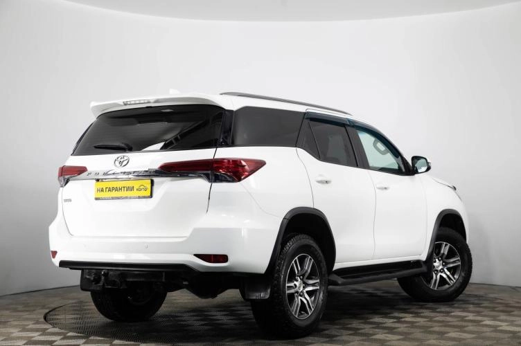 Toyota Fortuner 4 из 6