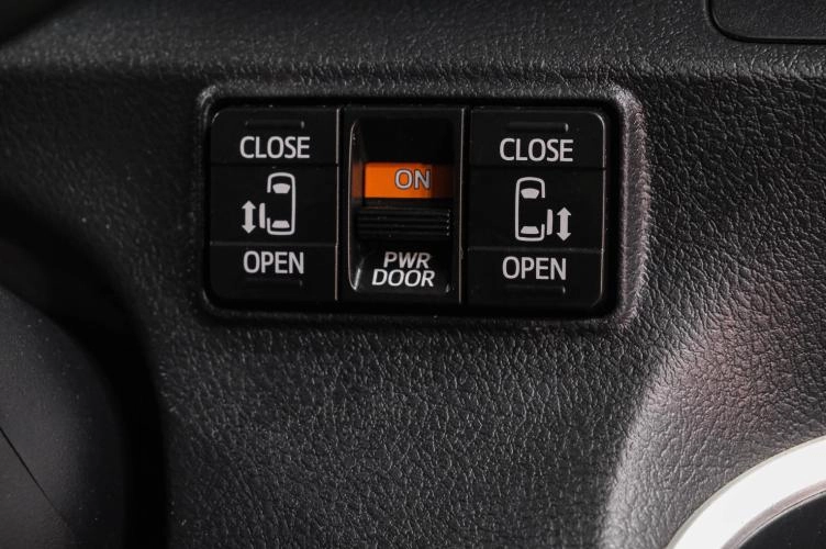 Toyota Sienta 29 из 35