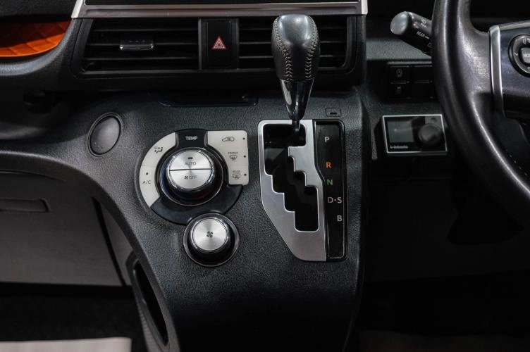 Toyota Sienta 30 из 35