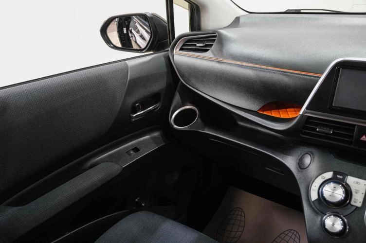 Toyota Sienta 16 из 35