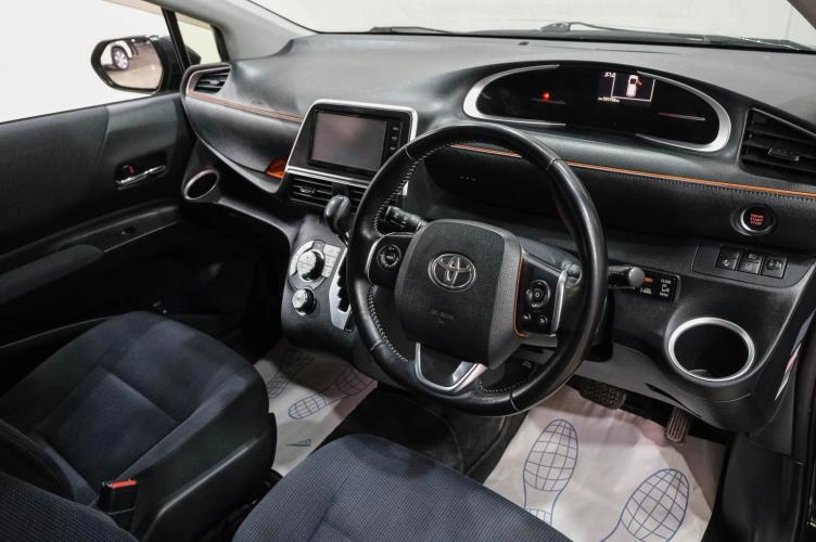 Toyota Sienta 15 из 35