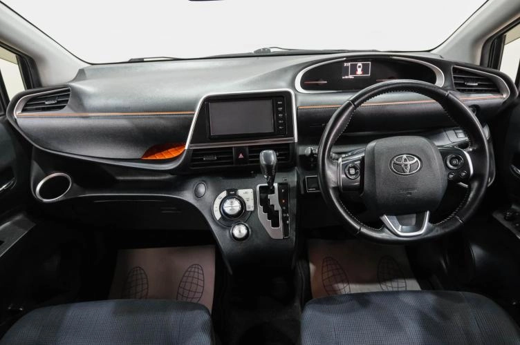 Toyota Sienta 18 из 35
