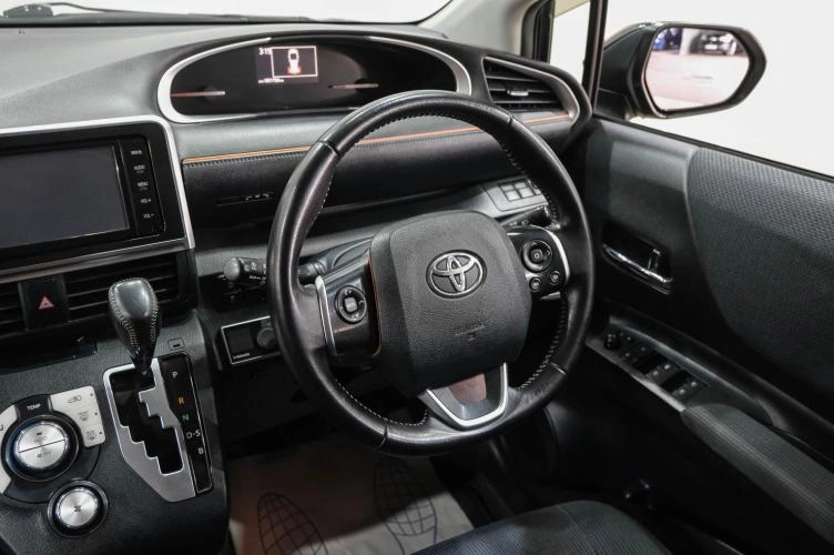 Toyota Sienta 17 из 35
