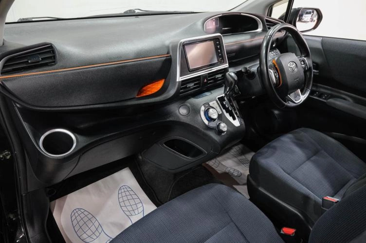 Toyota Sienta 13 из 35