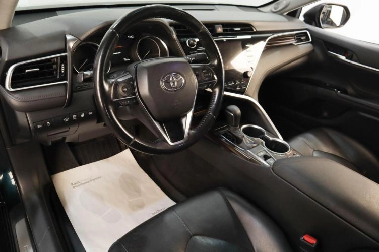 Toyota Camry 8 из 18