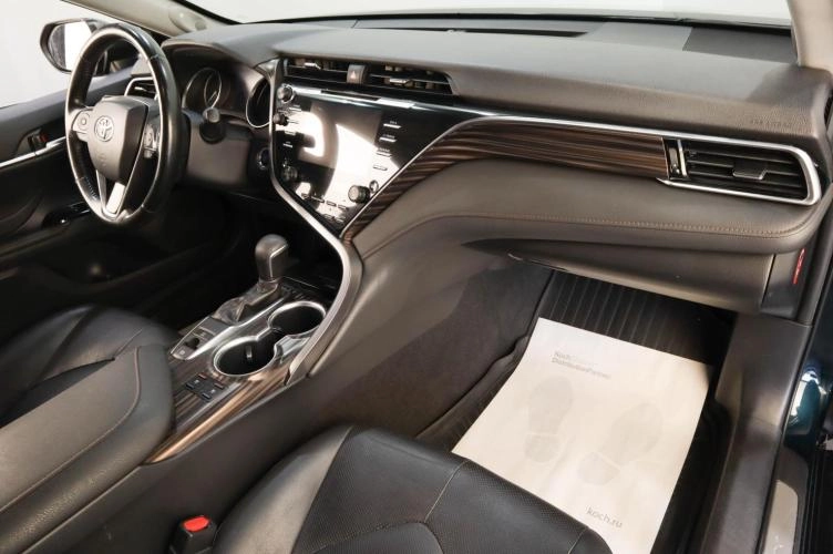 Toyota Camry 9 из 18