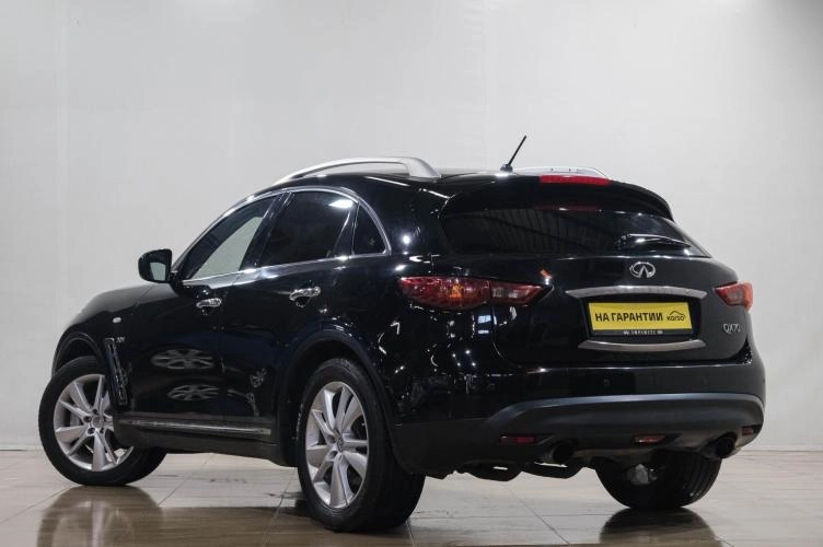 Infiniti QX70 4 из 6
