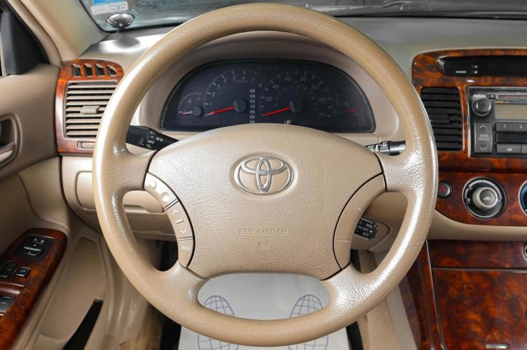 Toyota Camry 13 из 18