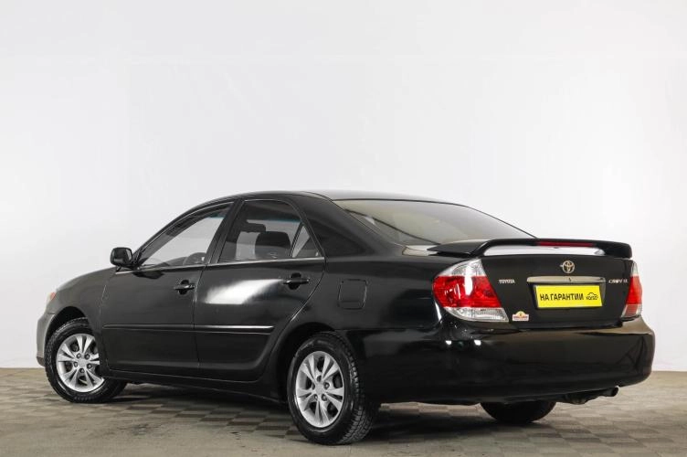 Toyota Camry 4 из 18