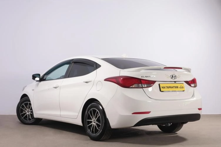 Hyundai Elantra 4 из 6