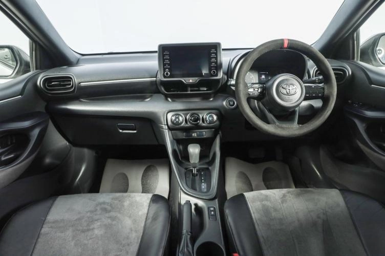 Toyota Yaris 8 из 18