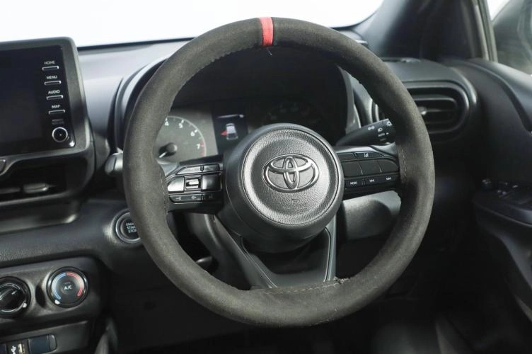 Toyota Yaris 11 из 18