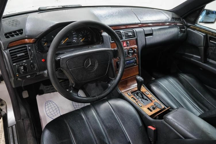 Mercedes-Benz E-класс 13 из 28