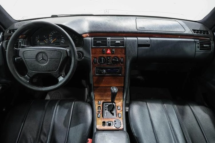 Mercedes-Benz E-класс 17 из 28