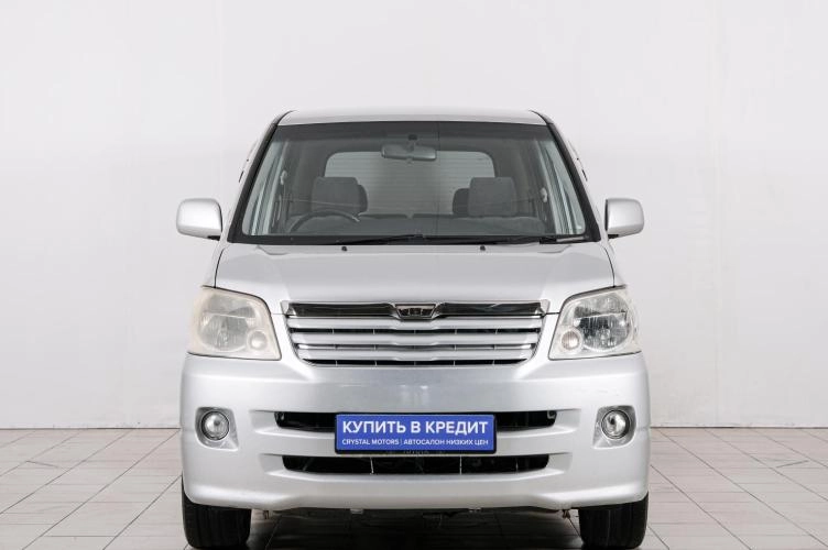 Toyota Noah 2 из 6