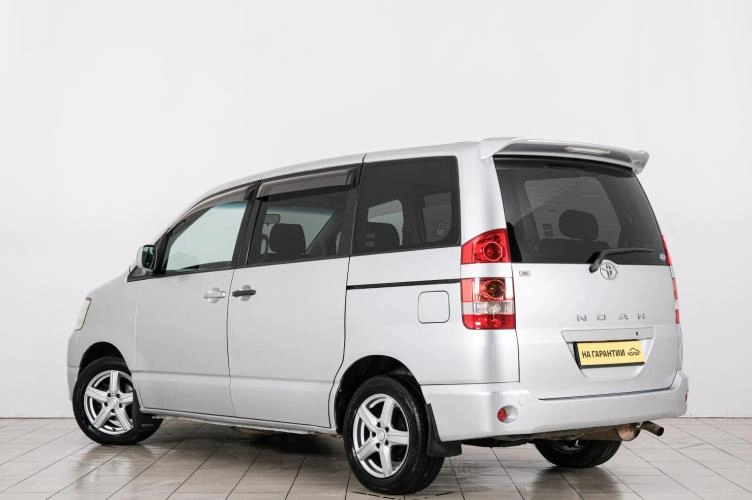 Toyota Noah 4 из 6
