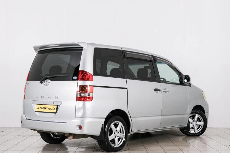 Toyota Noah 6 из 6