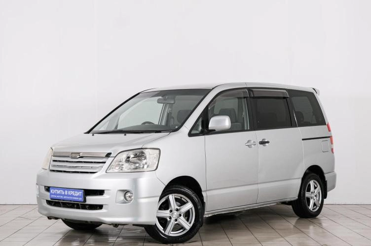 Toyota Noah 3 из 6