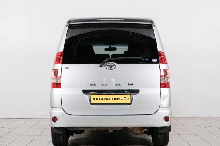 Toyota Noah 5 из 6