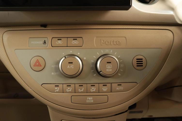 Toyota Porte 13 из 15