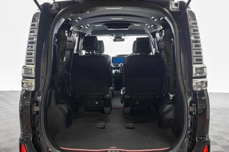 Toyota Voxy 24 из 24