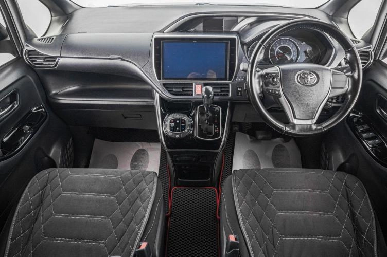 Toyota Voxy 9 из 24