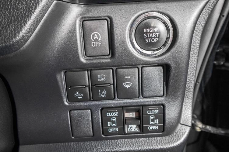 Toyota Voxy 12 из 24